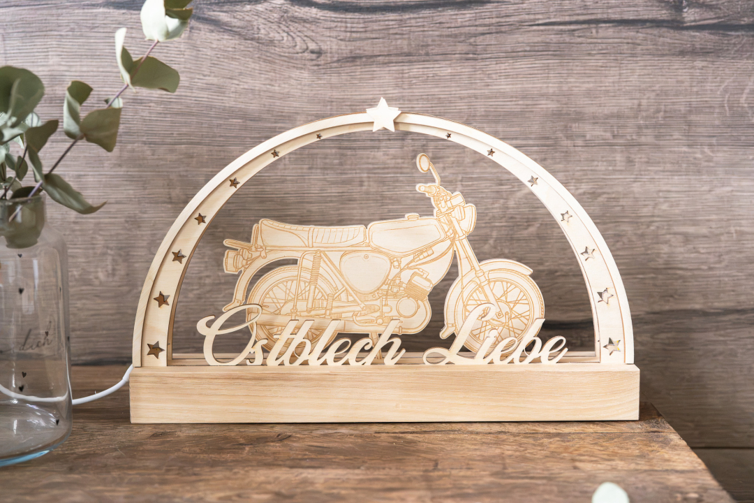 LED-Schwibbogen aus Holz mit graviertem Simson-Moped-Motiv und Schriftzug „Ostblech Liebe" in Schreibschrift, umrahmt von Sternen, warmweißes Licht